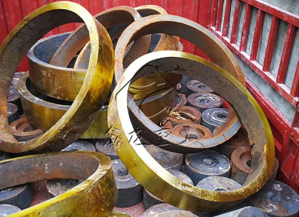 雷蒙磨粉机磨辊、磨环发货